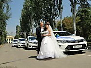 Стильные свадьбы Волгограда выглядят именно так! Свадебный кортеж, оформленный со вкусом - это важно! Машины и украшения на свадебные авто в любой район Волгограда!